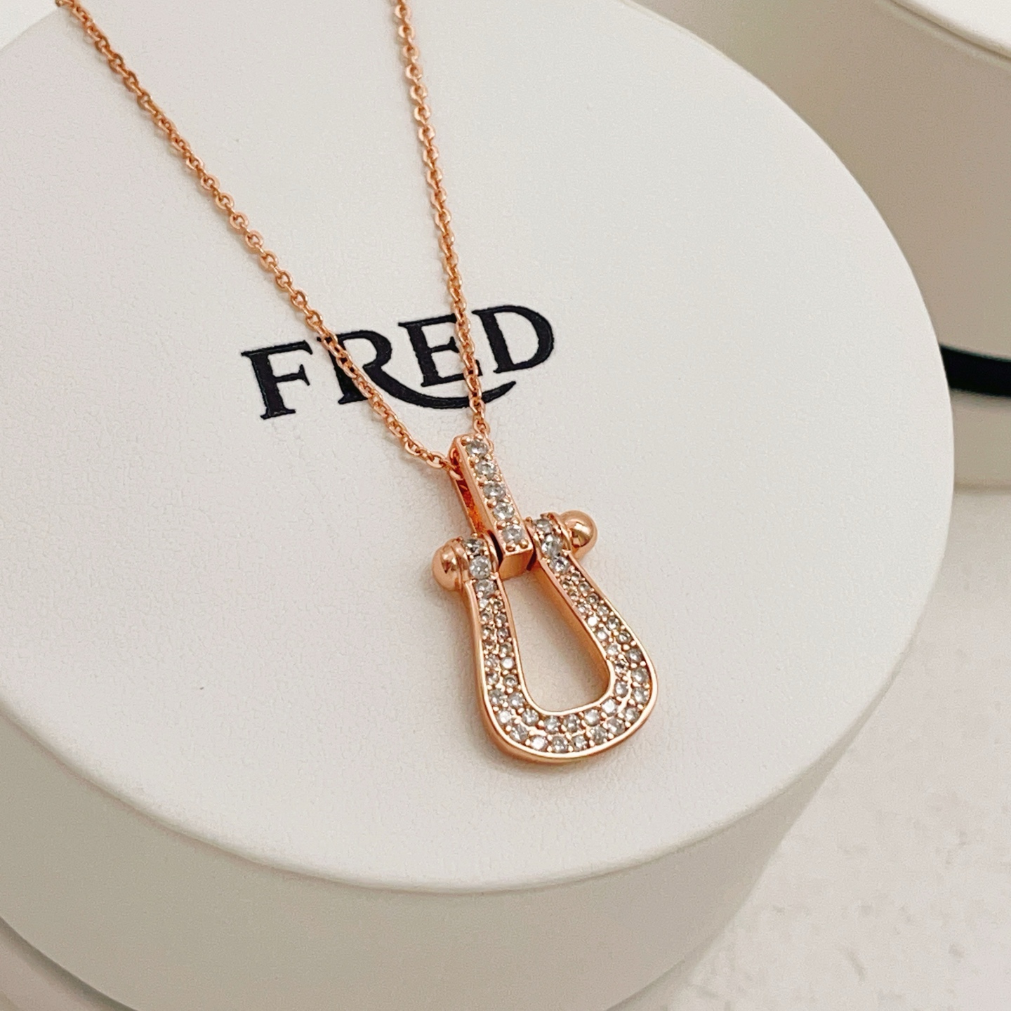 【FRDE费雷德最新款🆕🆕玫瑰金马蹄扣项链】一致官网黄铜材质，非常的上镜‼️设计很特别值得入手。高级手工