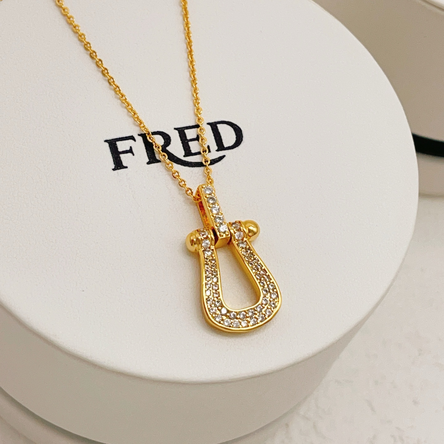 【FRDE费雷德最新款🆕🆕金色马蹄扣项链】一致官网黄铜材质，非常的上镜‼️设计很特别值得入手。高级手工坊