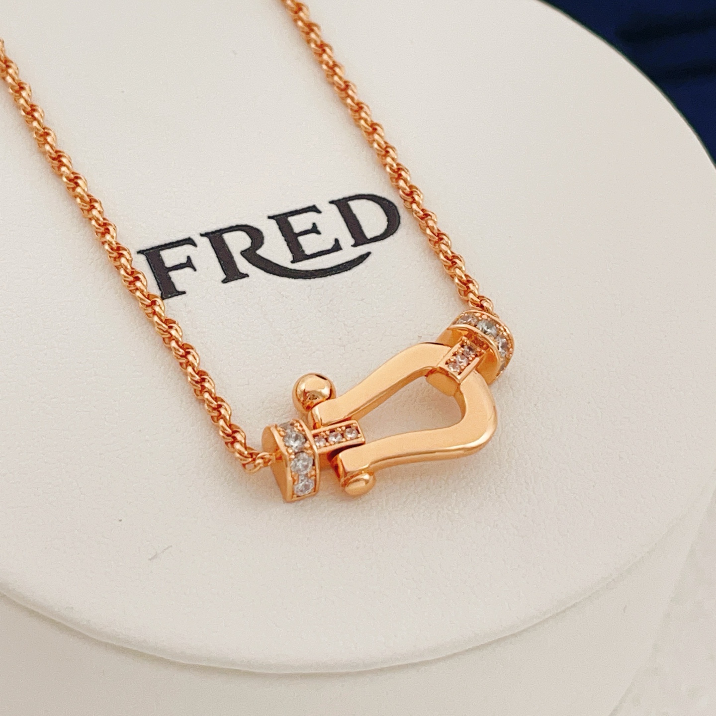 【FRDE费雷德最新款🆕🆕玫瑰金马蹄扣项链】一致官网黄铜材质，非常的上镜‼️设计很特别值得入手。高级手工