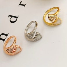 大小尺寸:均码【BVLGARI宝格丽最新款🆕🆕银色镶钻白贝扇子戒指】一致官网黄铜材质,非常的上镜‼️设计 大小尺寸:均码【BVLGARI宝格丽最新款🆕🆕银色镶钻白贝扇子戒指】一致官网黄铜材质,非常的上镜‼️设计