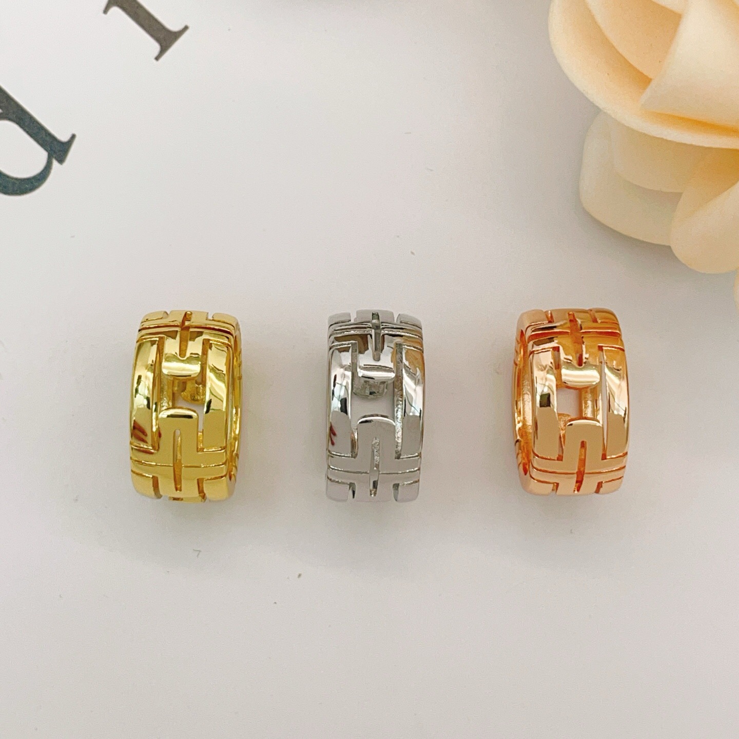 大小尺寸:均码【BVLGARI宝格丽最新款🆕🆕玫瑰金光面回针戒指】一致官网黄铜材质，非常的上镜‼️设计很