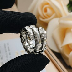 大小尺寸:6号、7号、8号【BVLGARI宝格丽最新款🆕🆕银色镶钻光面三圈灵蛇戒指】一致官网黄铜材质,非 大小尺寸:6号、7号、8号【BVLGARI宝格丽最新款🆕🆕银色镶钻光面三圈灵蛇戒指】一致官网黄铜材质,非