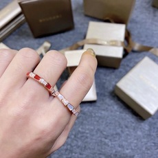大小:6号、7号、8号【BVLGARI宝格丽最新款🆕🆕玫瑰金镶钻红贝蛇骨戒指】】一致官网黄铜材质,非常的 大小:6号、7号、8号【BVLGARI宝格丽最新款🆕🆕玫瑰金镶钻红贝蛇骨戒指】】一致官网黄铜材质,非常的