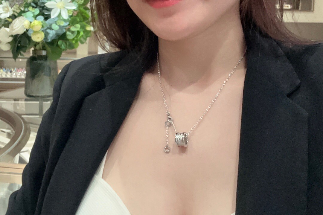 【BVLGARI宝格丽最新款🆕🆕银色光面小号弹簧项链】一致官网黄铜材质，非常的上镜‼️设计很特别值得入手