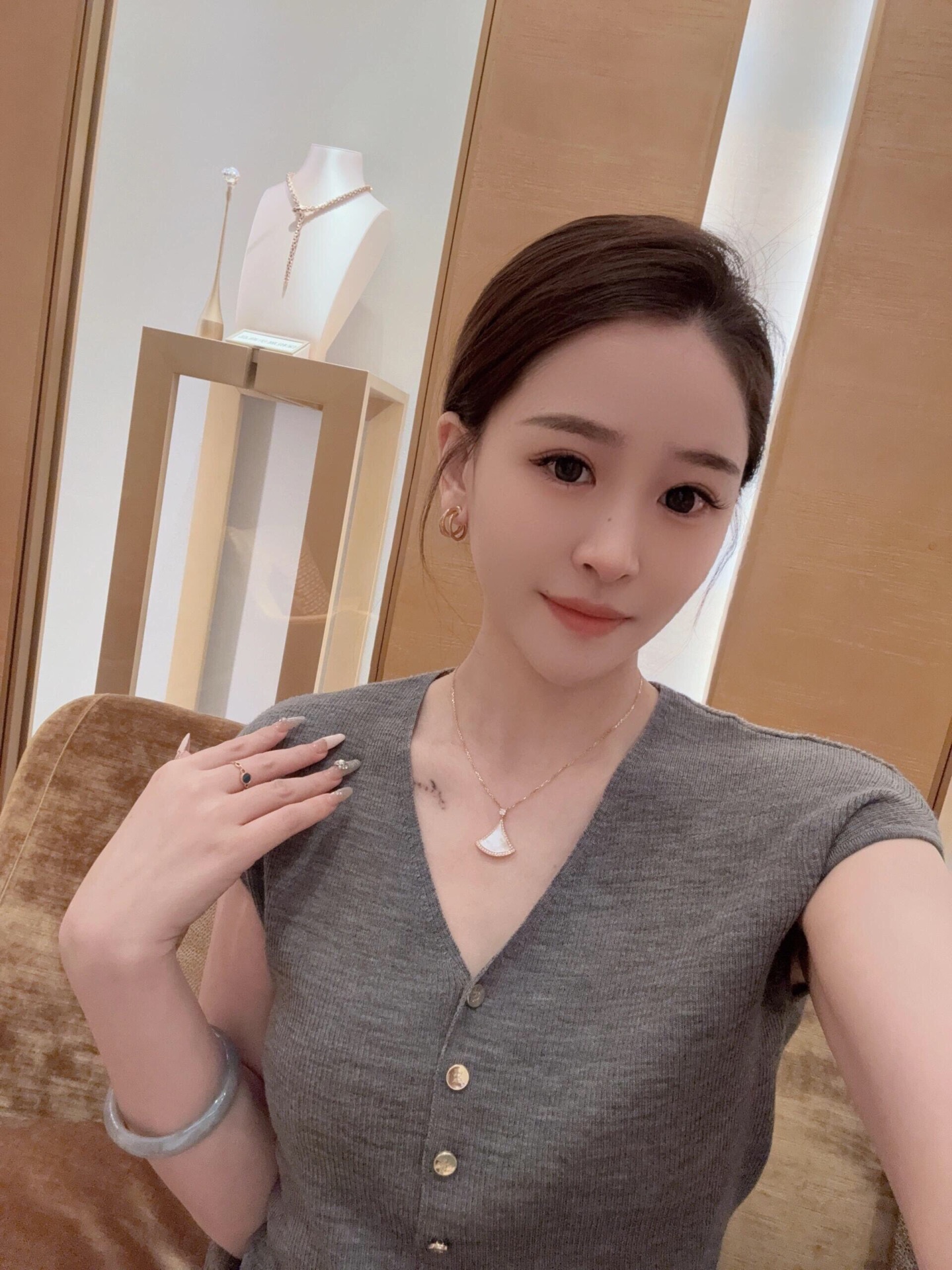【BVLGARI宝格丽最新款🆕🆕玫瑰金镶钻白贝紫钻扇子项链】一致官网黄铜材质，非常的上镜‼️设计很特别值