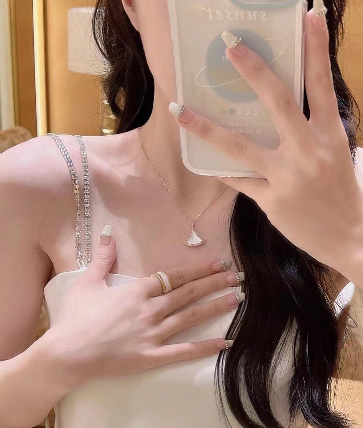 【BVLGARI宝格丽最新款🆕🆕玫瑰金镶钻白贝紫钻扇子项链】一致官网黄铜材质，非常的上镜‼️设计很特别值
