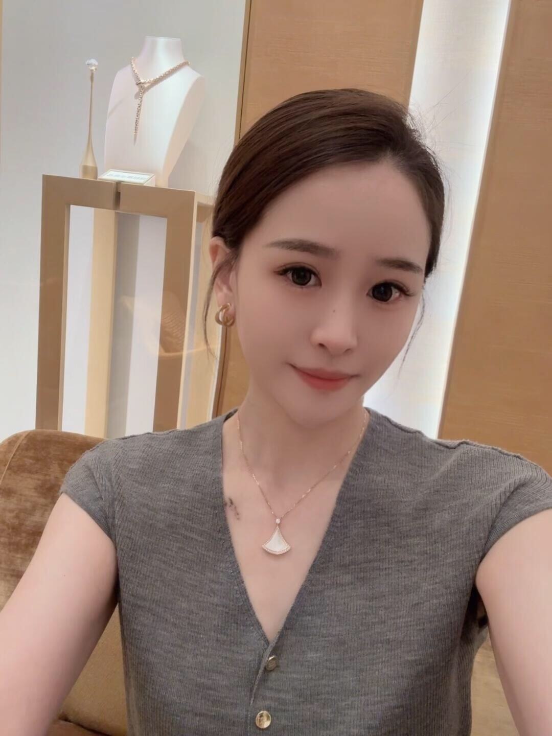 【BVLGARI宝格丽最新款🆕🆕玫瑰金镶钻白贝紫钻扇子项链】一致官网黄铜材质，非常的上镜‼️设计很特别值
