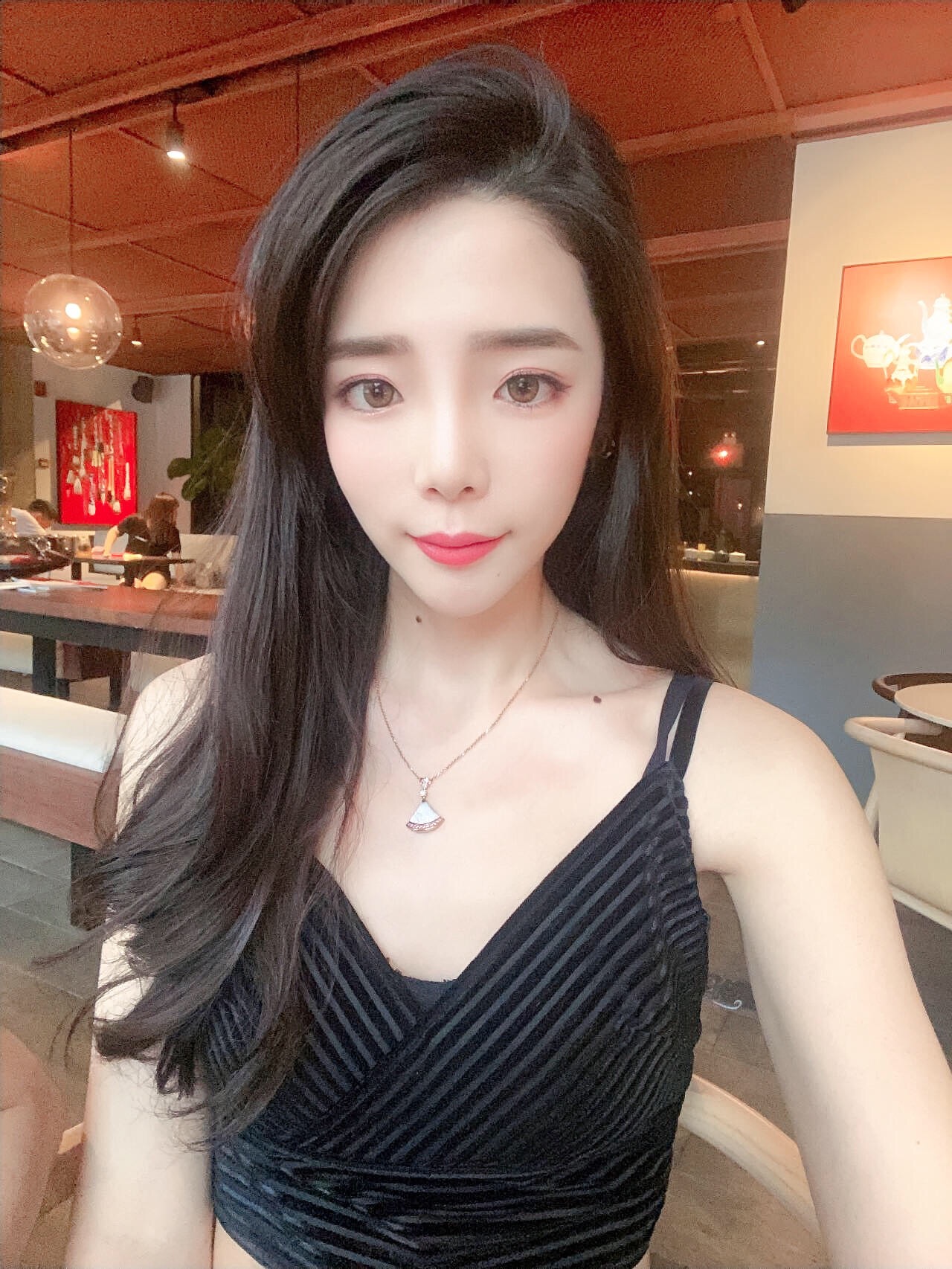【BVLGARI宝格丽最新款🆕🆕玫瑰金镶钻白贝扇子项链】一致官网黄铜材质，非常的上镜‼️设计很特别值得入