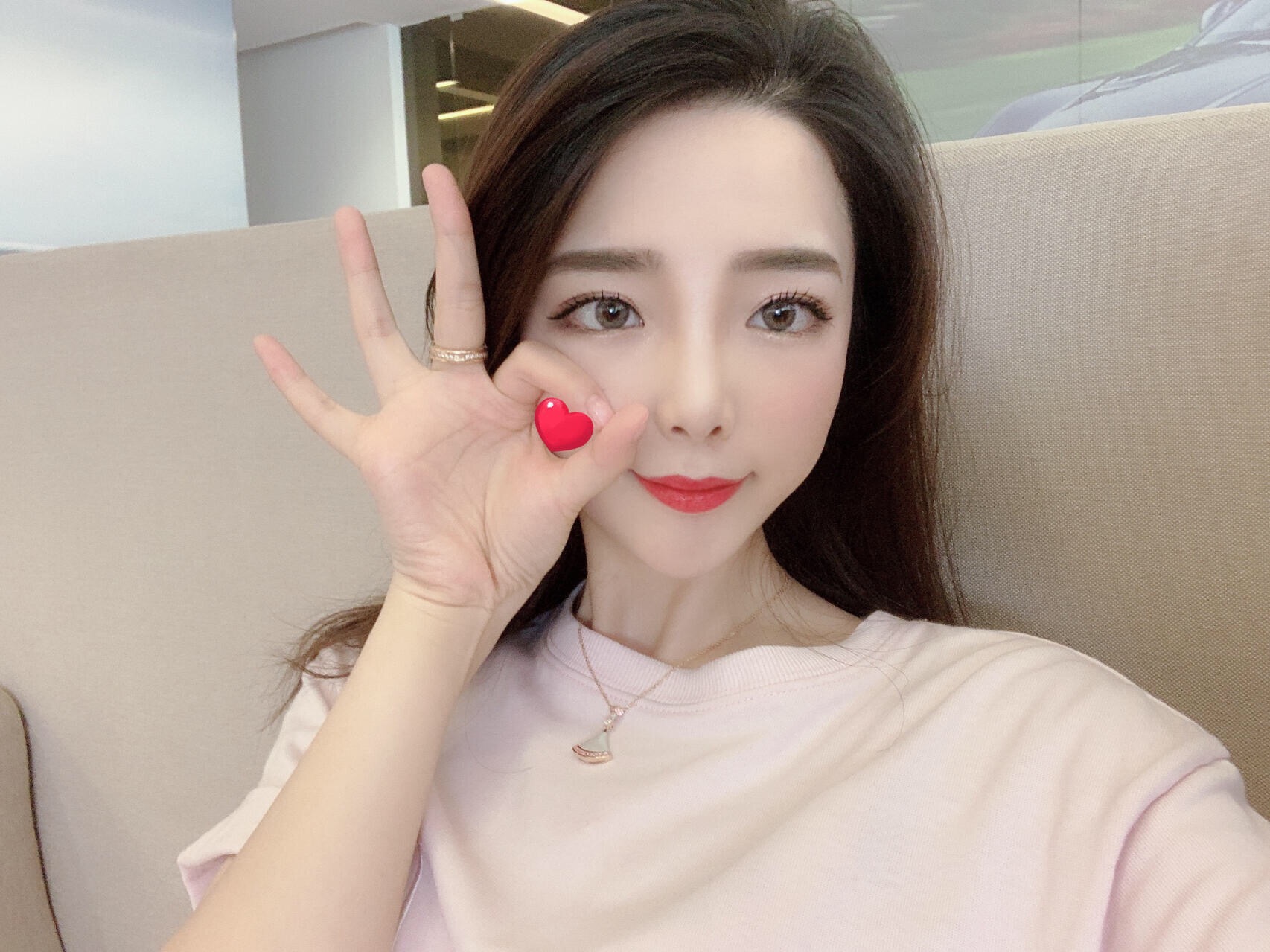 【BVLGARI宝格丽最新款🆕🆕玫瑰金镶钻白贝扇子项链】一致官网黄铜材质，非常的上镜‼️设计很特别值得入
