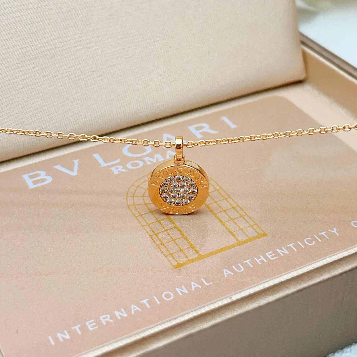 【BVLGARI宝格丽最新款🆕🆕玫瑰金黑白钻圆形项链】一致官网黄铜材质，非常的上镜‼️设计很特别值得入手