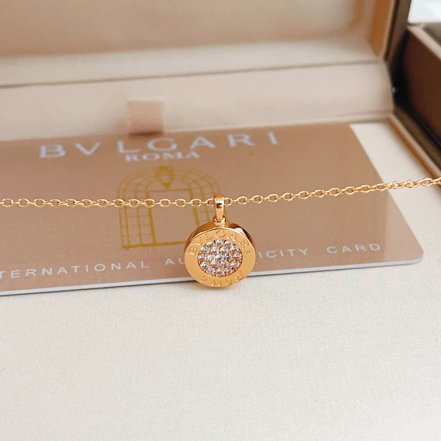 【BVLGARI宝格丽最新款🆕🆕玫瑰金白钻白底圆形项链】一致官网黄铜材质，非常的上镜‼️设计很特别值得入