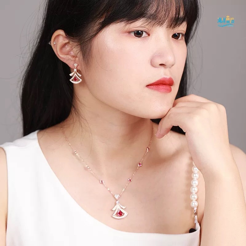 【BVLGARI宝格丽最新款🆕🆕玫瑰金镶钻白钻扇子项链】一致官网黄铜材质，非常的上镜‼️设计很特别值得入