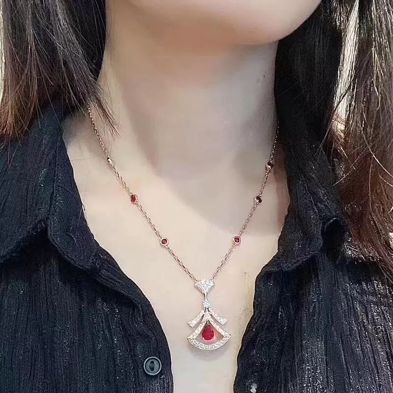 【BVLGARI宝格丽最新款🆕🆕玫瑰金镶钻红钻扇子项链】一致官网黄铜材质，非常的上镜‼️设计很特别值得入