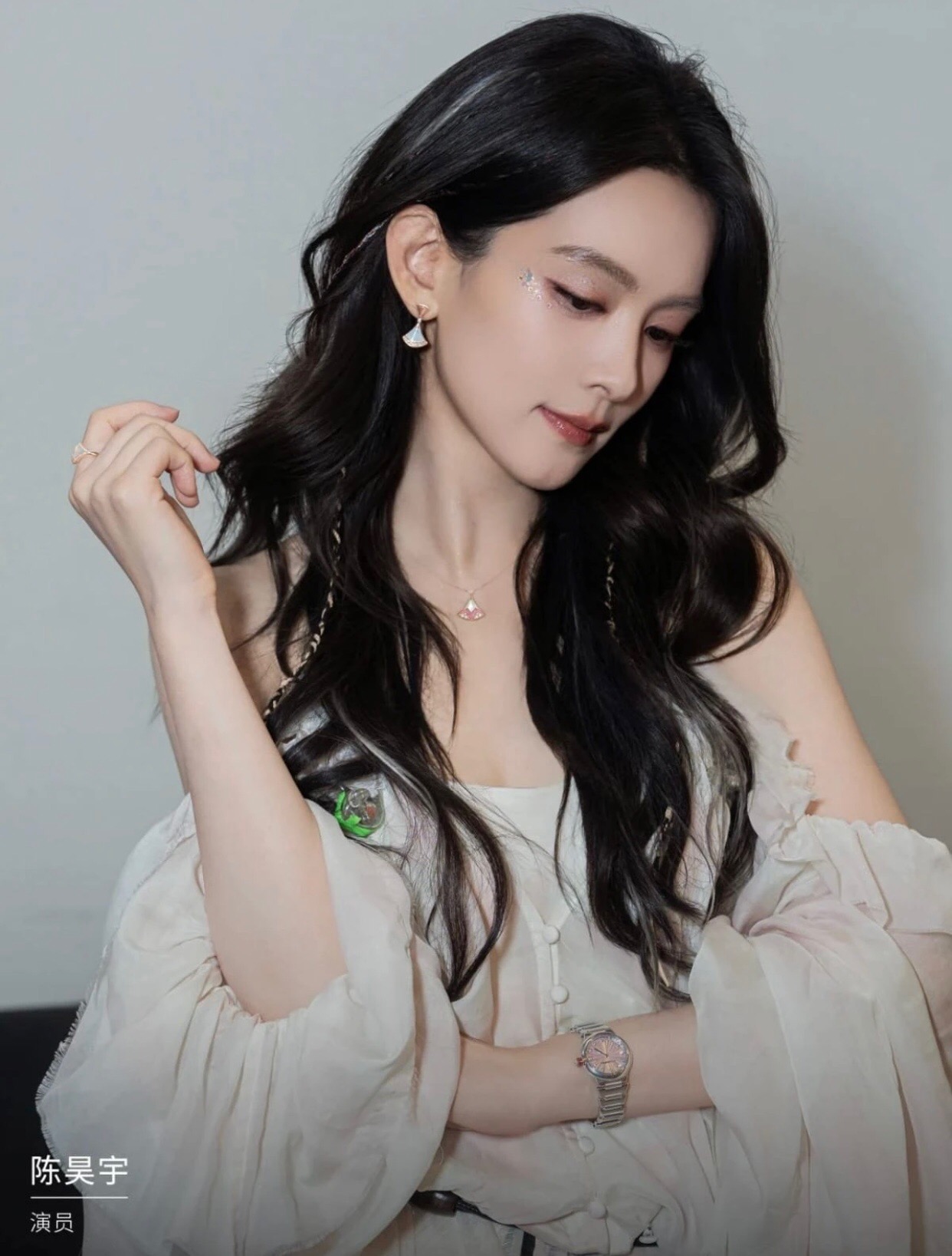 【BVLGARI宝格丽最新款🆕🆕银色镶钻红贝扇子项链】一致官网黄铜材质，非常的上镜‼️设计很特别值得入手