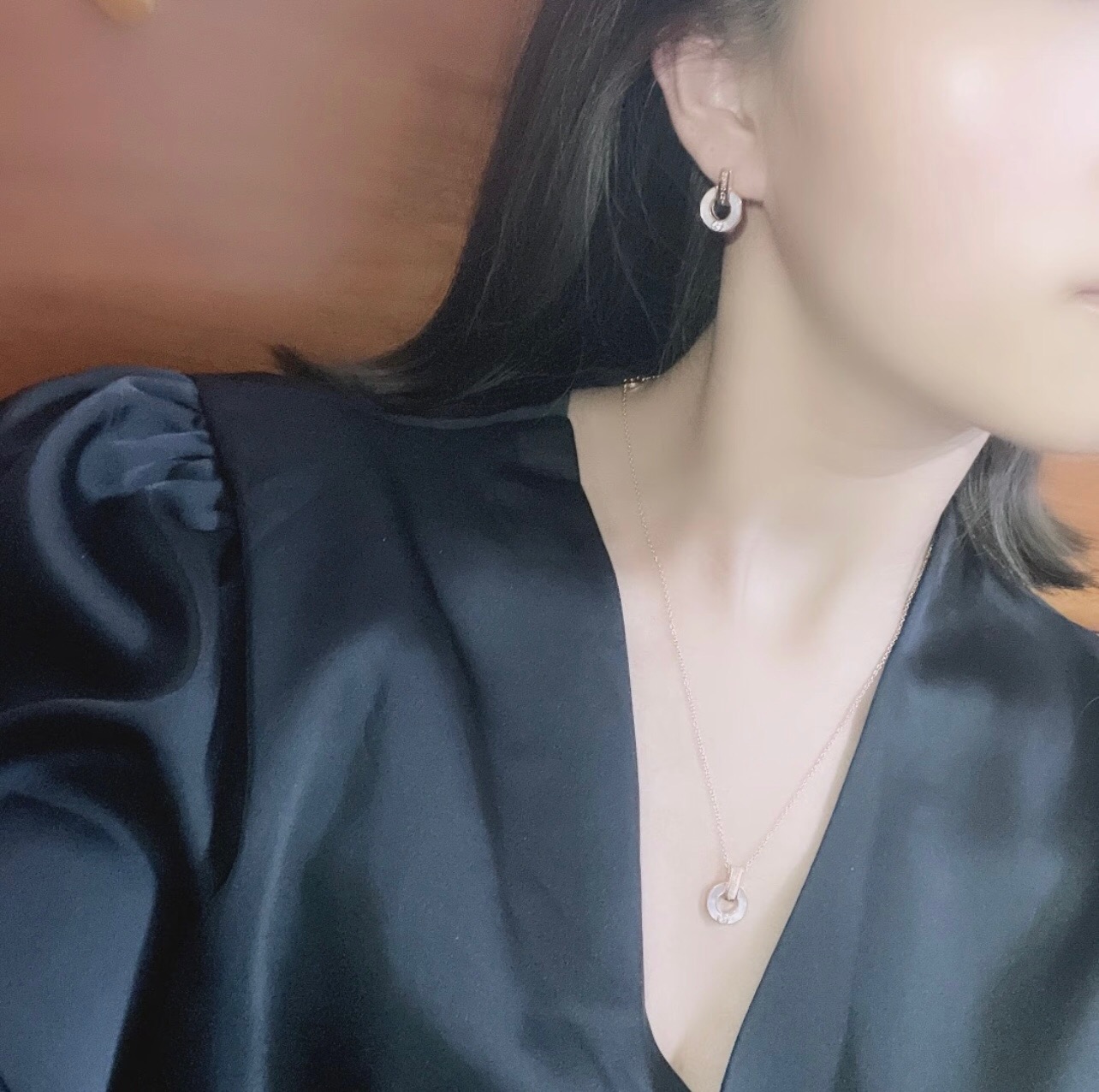 【BVLGARI宝格丽最新款🆕🆕玫瑰金白贝单钻圆形项链】一致官网黄铜材质，非常的上镜‼️设计很特别值得入
