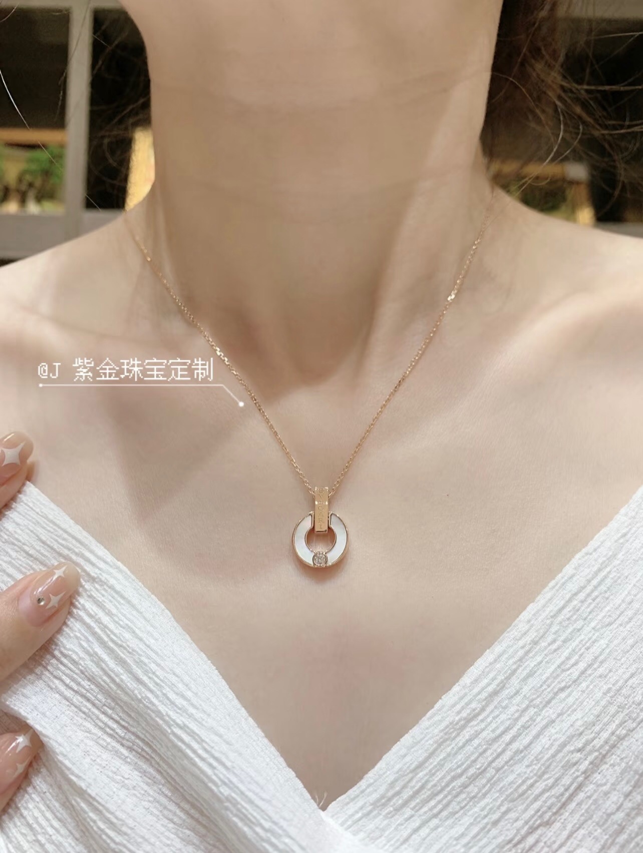 【BVLGARI宝格丽最新款🆕🆕玫瑰金白贝单钻圆形项链】一致官网黄铜材质，非常的上镜‼️设计很特别值得入