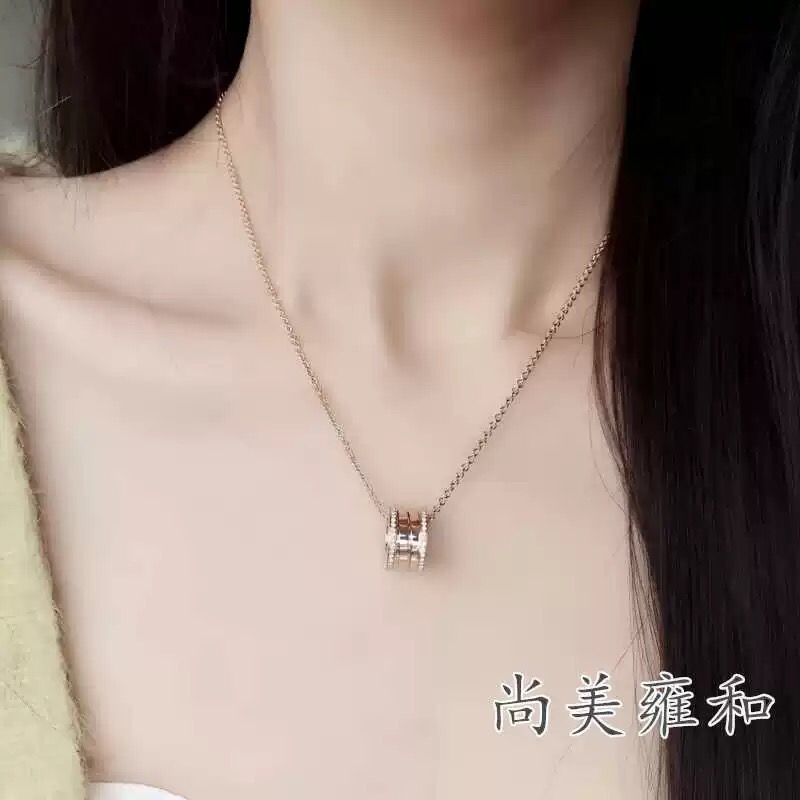 【BVLGARI宝格丽最新款🆕🆕银色边钻弹簧项链】一致官网黄铜材质，非常的上镜‼️设计很特别值得入手。高