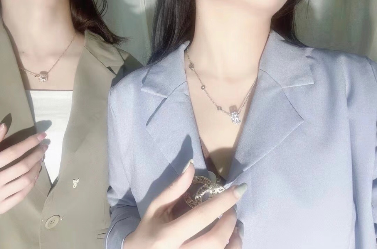 【BVLGARI宝格丽最新款🆕🆕玫瑰金回针项链】一致官网黄铜材质，非常的上镜‼️设计很特别值得入手。高级