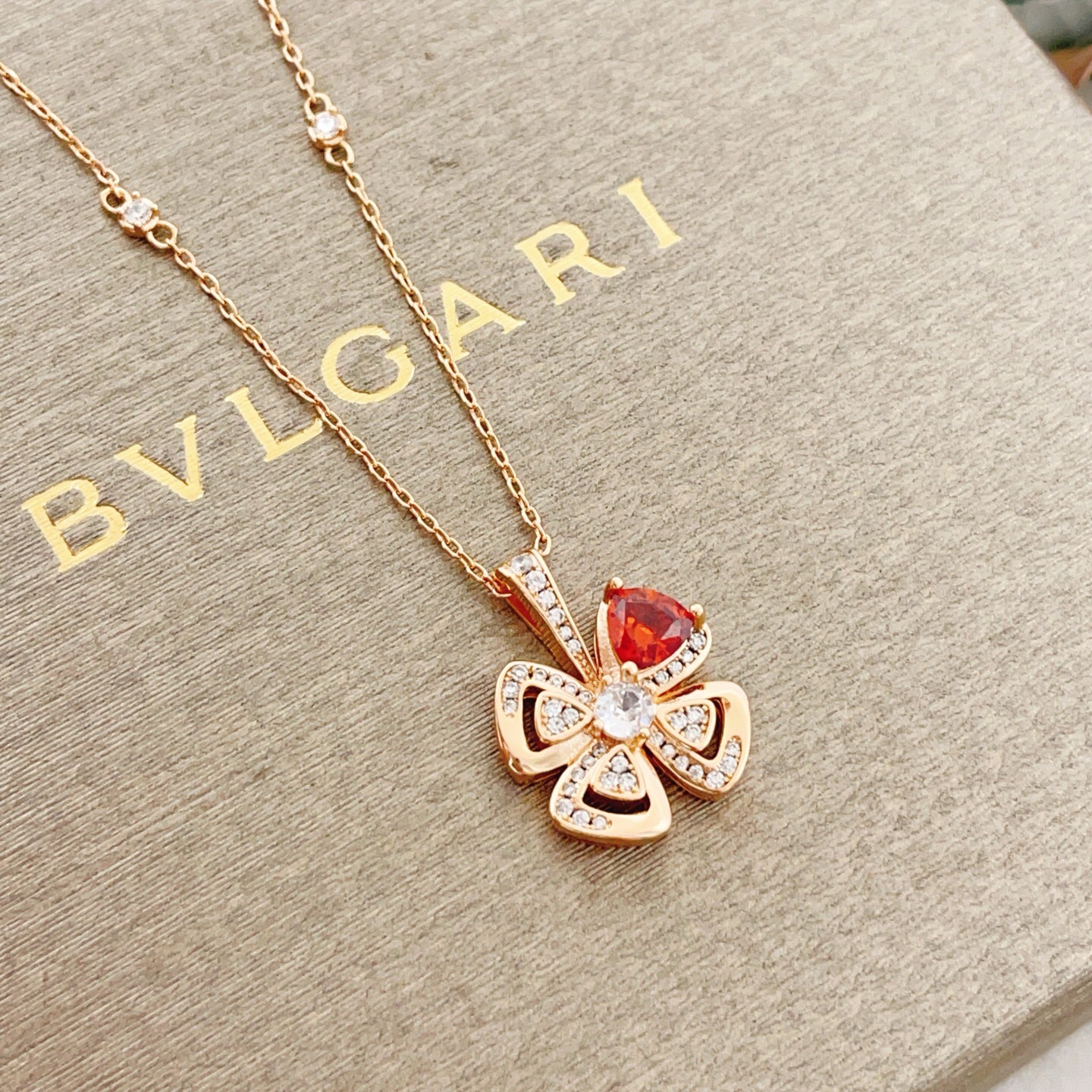 【BVLGARI宝格丽最新款🆕🆕玫瑰金红钻马眼咏绽花项链】一致官网黄铜材质，非常的上镜‼️设计很特别值得