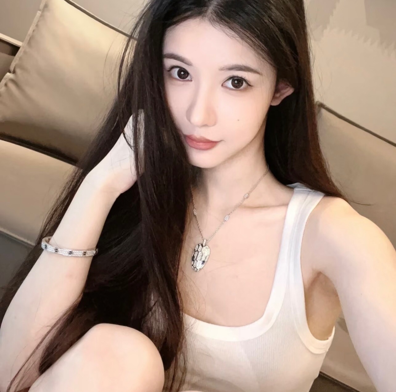 【BVLGARI宝格丽最新款🆕🆕银色满钻蓝宝石眼睛灵蛇项链】一致官网黄铜材质，非常的上镜‼️设计很特别值