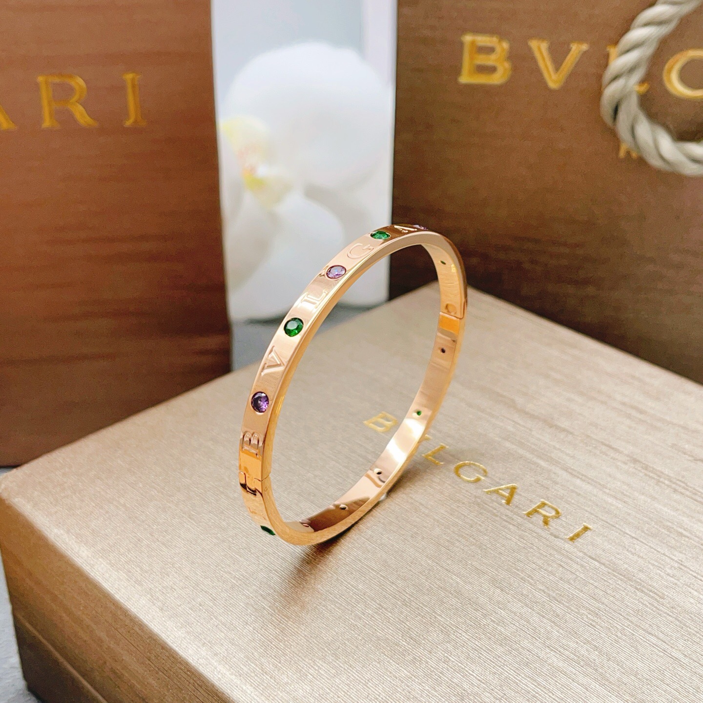 【BVLGARI宝格丽最新款🆕🆕玫瑰金色彩钻手镯】一致官网黄铜材质，非常的上镜‼️设计很特别值得入手。高