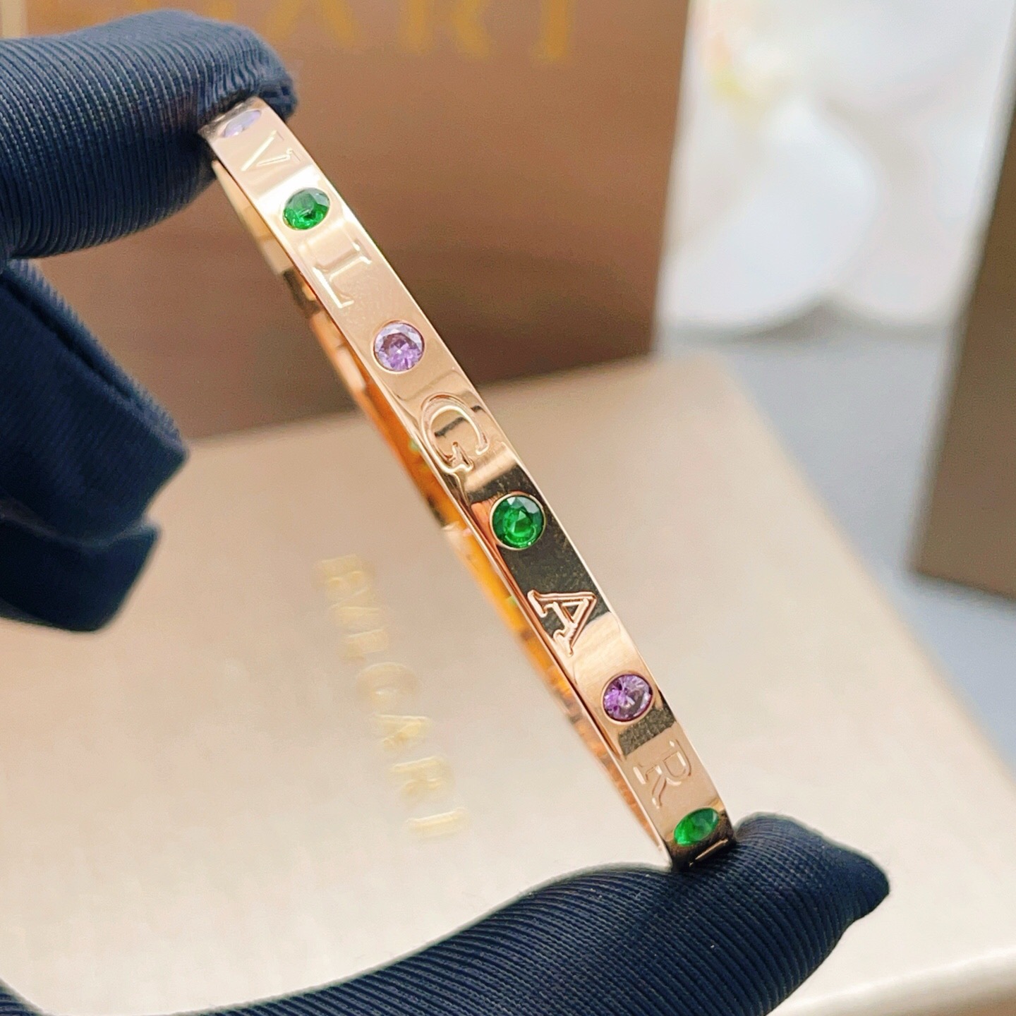 【BVLGARI宝格丽最新款🆕🆕玫瑰金色彩钻手镯】一致官网黄铜材质，非常的上镜‼️设计很特别值得入手。高