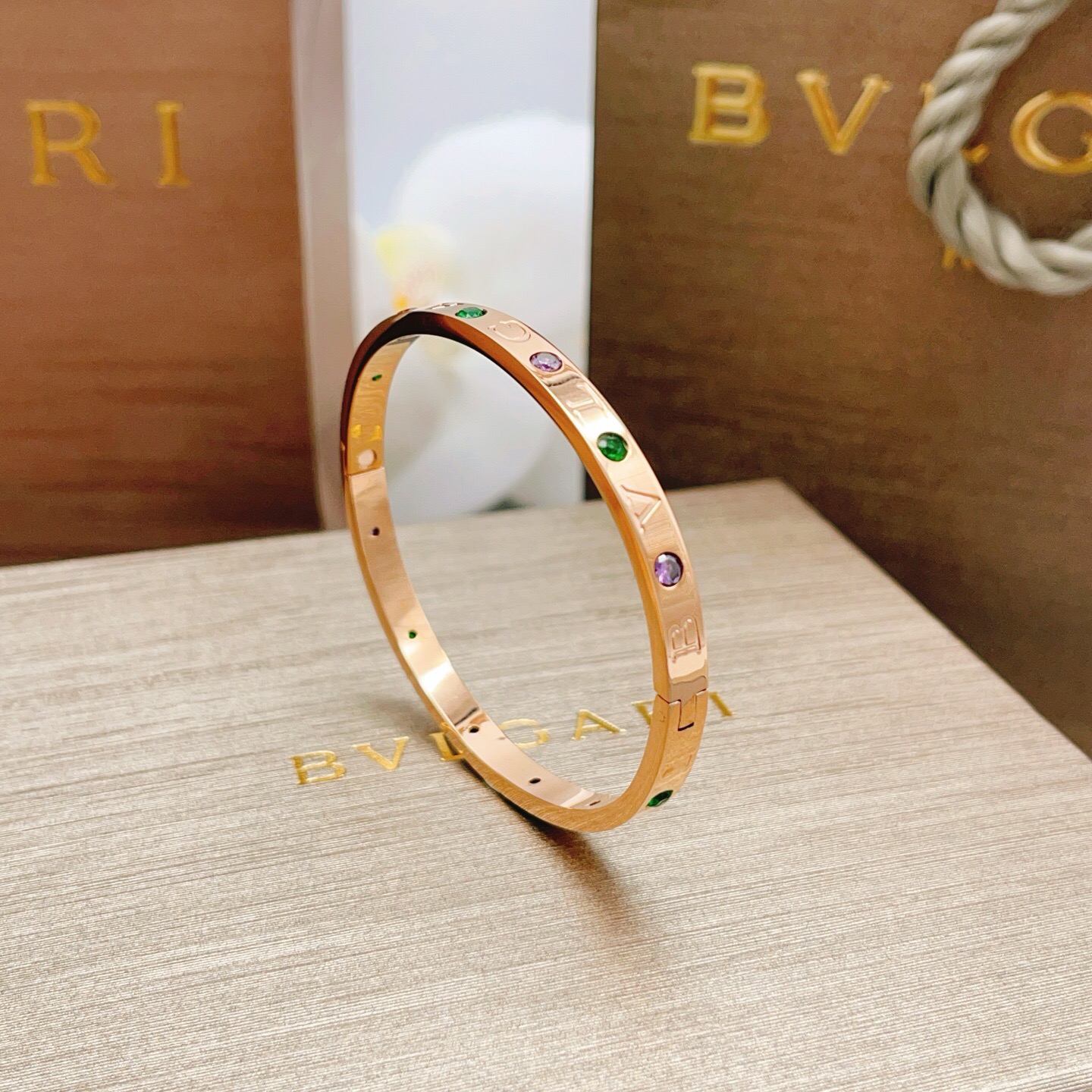 【BVLGARI宝格丽最新款🆕🆕玫瑰金色彩钻手镯】一致官网黄铜材质，非常的上镜‼️设计很特别值得入手。高