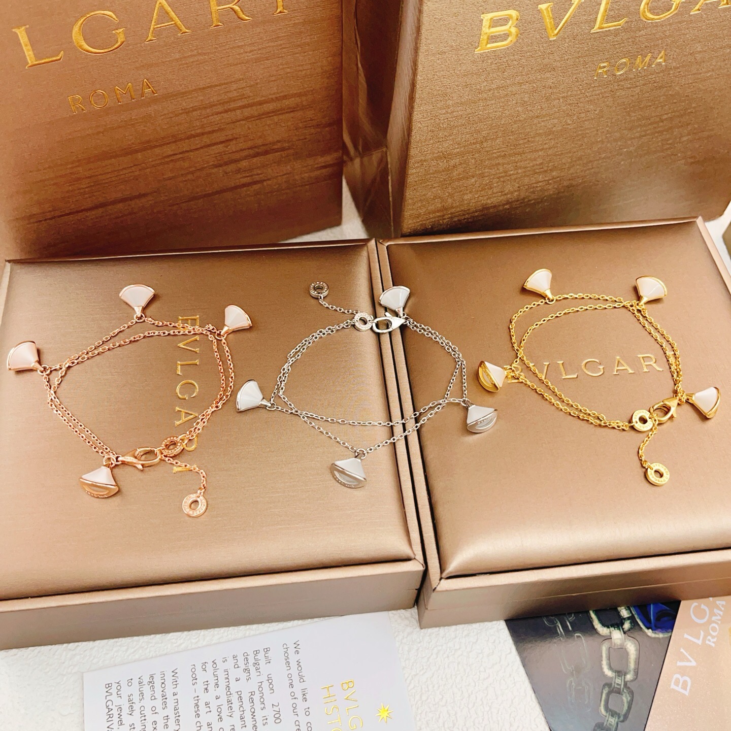 【BVLGARI宝格丽最新款🆕🆕银色流苏双链白贝扇子手链】一致官网黄铜材质，非常的上镜‼️设计很特别值得