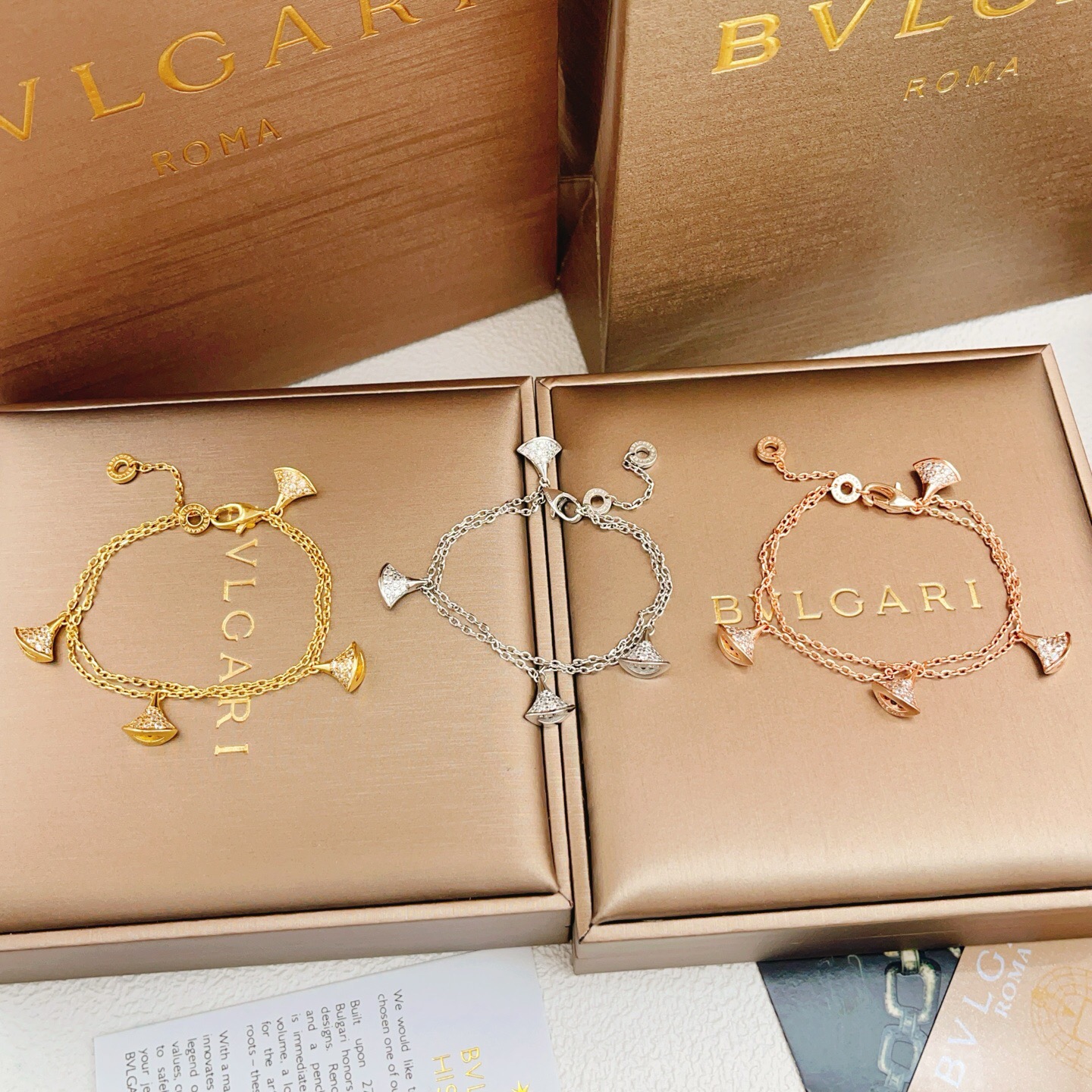 【BVLGARI宝格丽最新款🆕🆕银色流苏双链满钻扇子手链】一致官网黄铜材质，非常的上镜‼️设计很特别值得