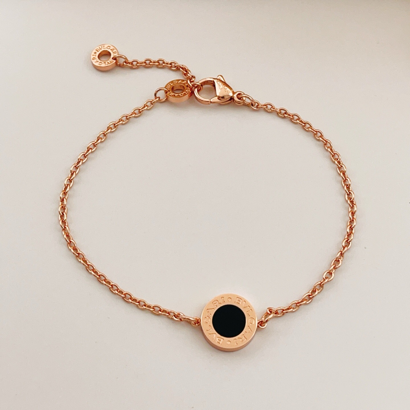 ￼【BVLGARI宝格丽最新款🆕🆕玫瑰金黑白两面手链】一致官网黄铜材质，非常的上镜‼️设计很特别值得入手