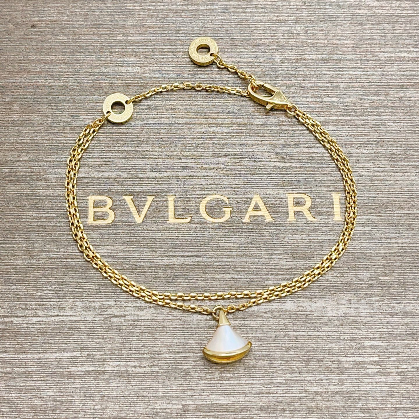 【BVLGARI宝格丽最新款🆕🆕金色白贝母小扇子手链】一致官网黄铜材质，非常的上镜‼️设计很特别值得入手
