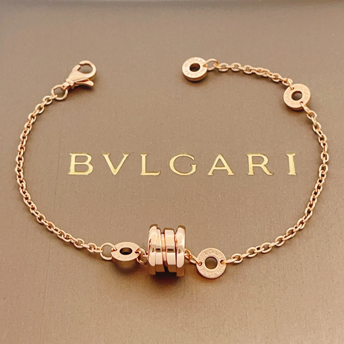 【BVLGARI宝格丽最新款🆕🆕玫瑰金光面弹簧手链】一致官网黄铜材质，非常的上镜‼️设计很特别值得入手。