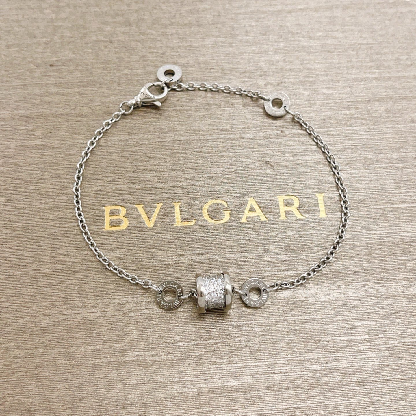 【BVLGARI宝格丽最新款🆕🆕银色满钻弹簧手链】一致官网黄铜材质，非常的上镜‼️设计很特别值得入手。高