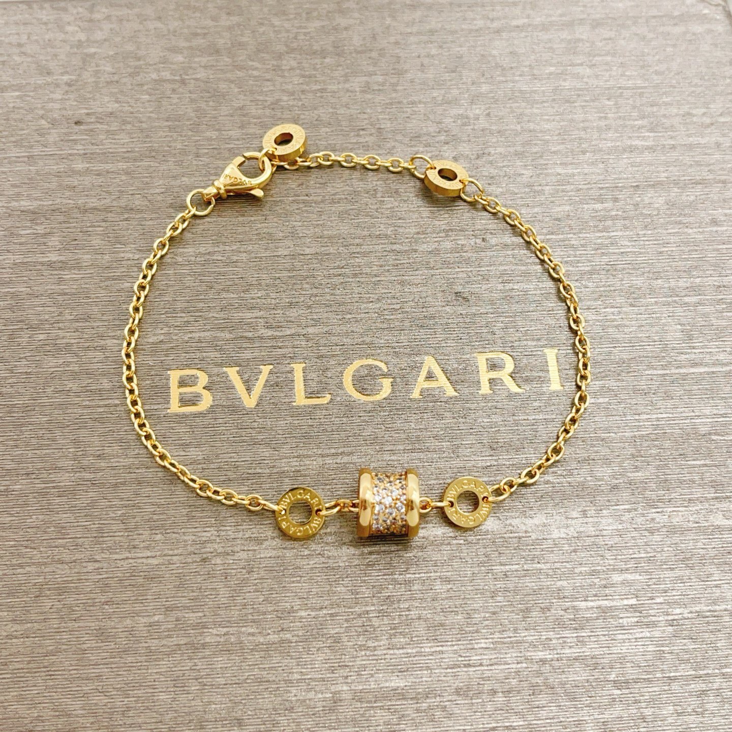 【BVLGARI宝格丽最新款🆕🆕金色满钻弹簧手链】一致官网黄铜材质，非常的上镜‼️设计很特别值得入手。高