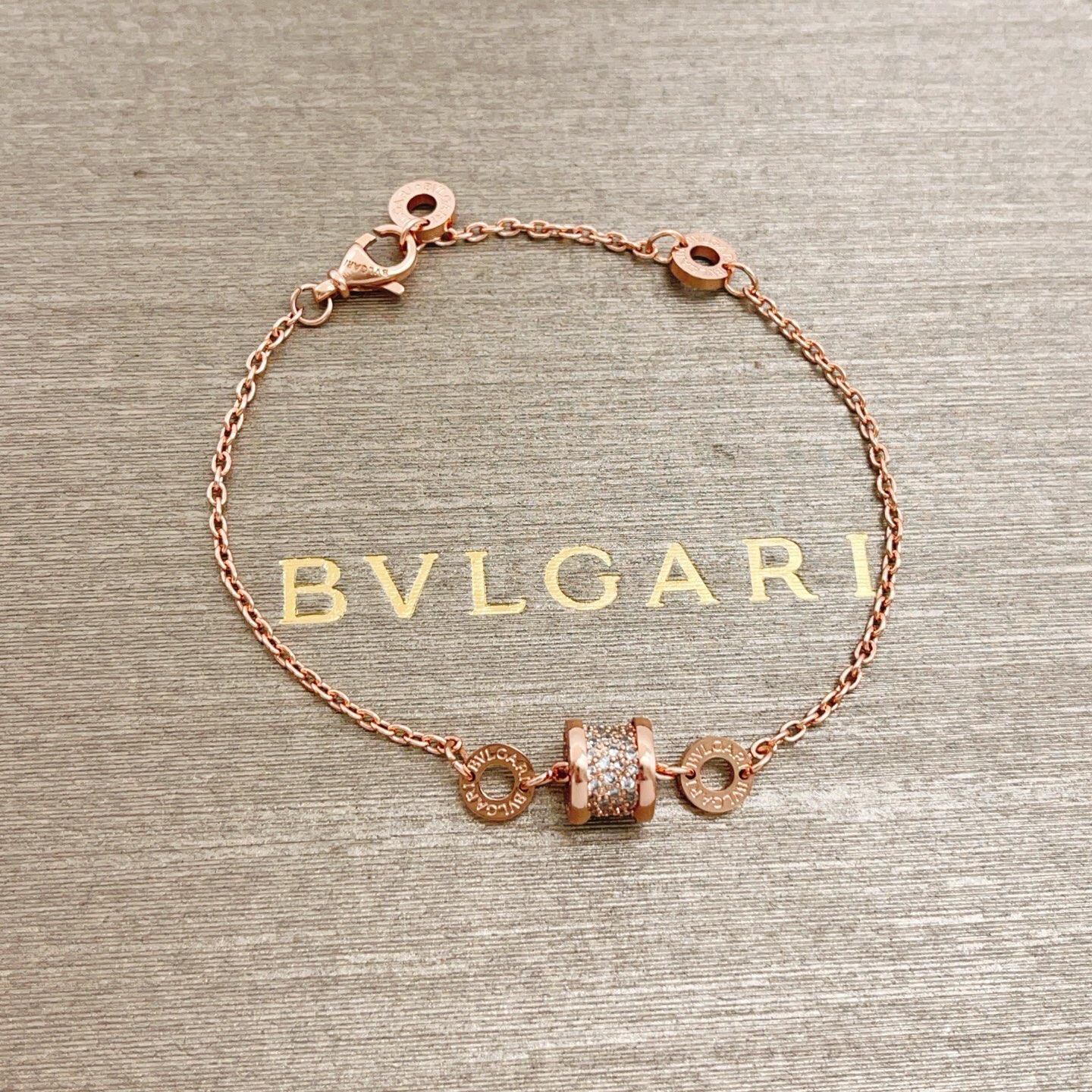 【BVLGARI宝格丽最新款🆕🆕玫瑰金满钻弹簧手链】一致官网黄铜材质，非常的上镜‼️设计很特别值得入手。