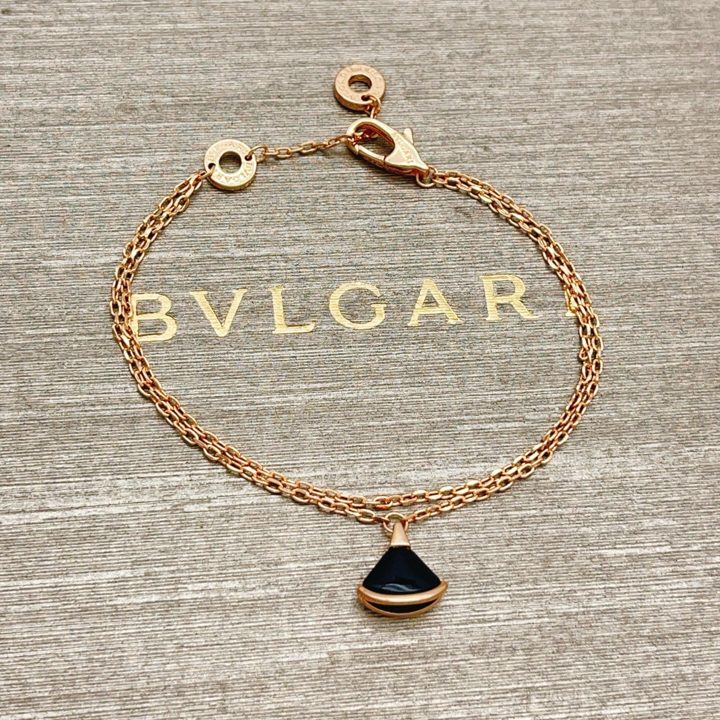 【BVLGARI宝格丽最新款🆕🆕玫瑰金流苏黑贝扇子手链】一致官网黄铜材质，非常的上镜‼️设计很特别值得入