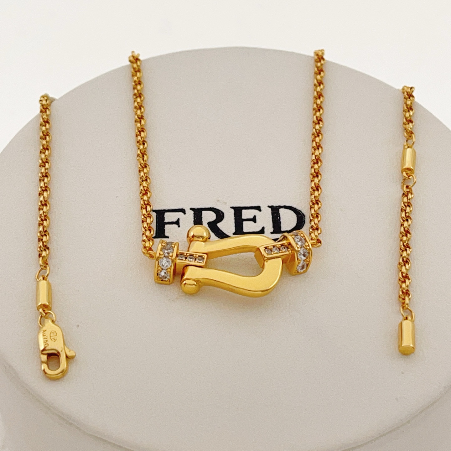 【FRDE费雷德最新款🆕🆕金色马蹄扣项链】一致官网黄铜材质，非常的上镜‼️设计很特别值得入手。高级手工坊