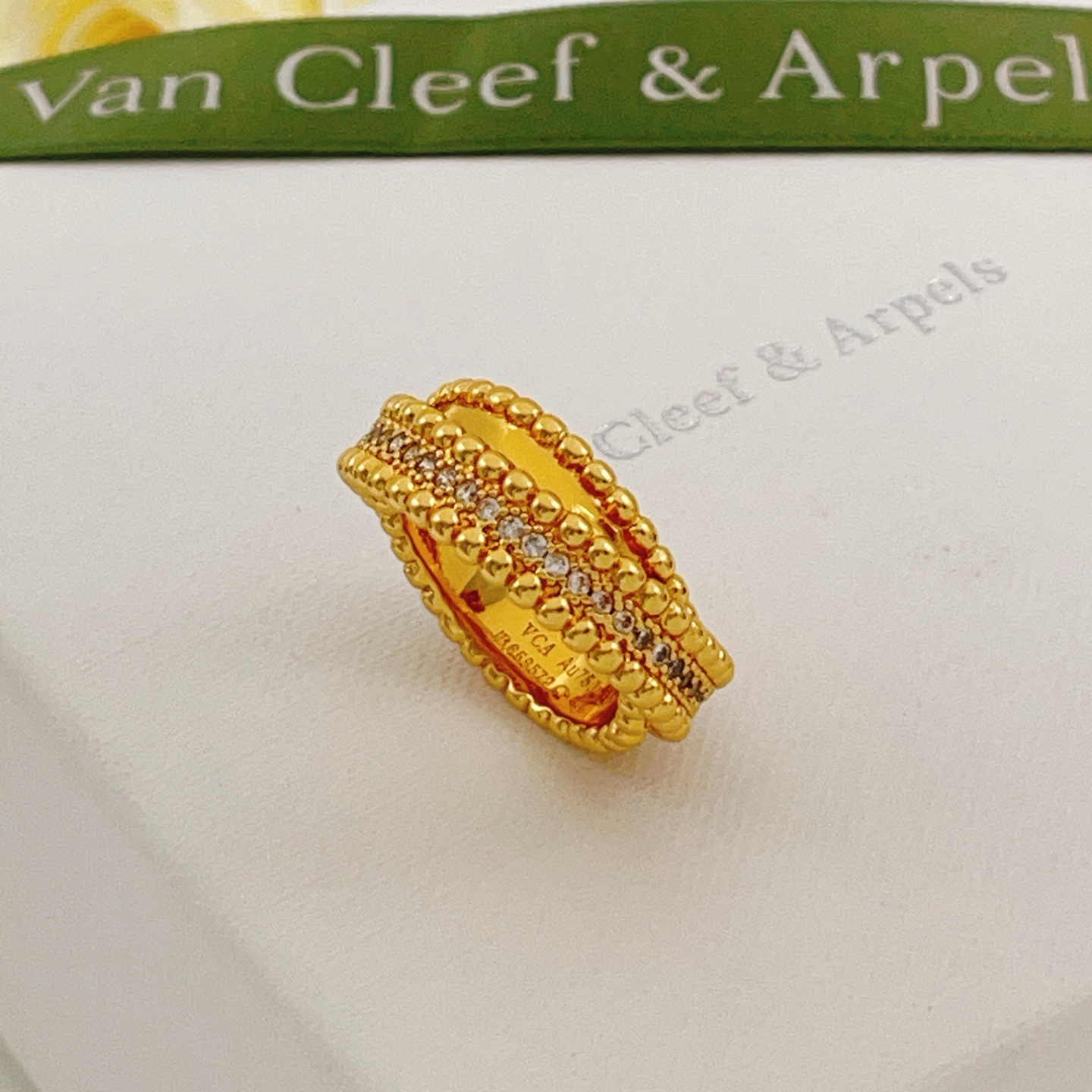 Anillo Van Cleef Arpels Perlee oro amarillo con diamantes transparentes No 6
