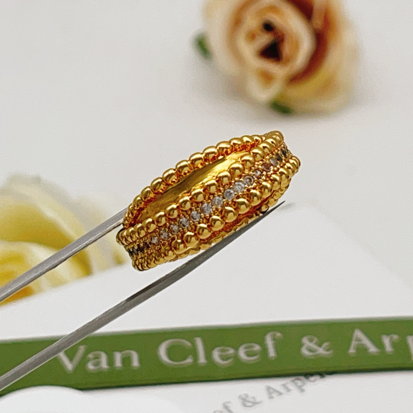 Anillo Van Cleef Arpels Perlee oro amarillo con diamantes transparentes No 6