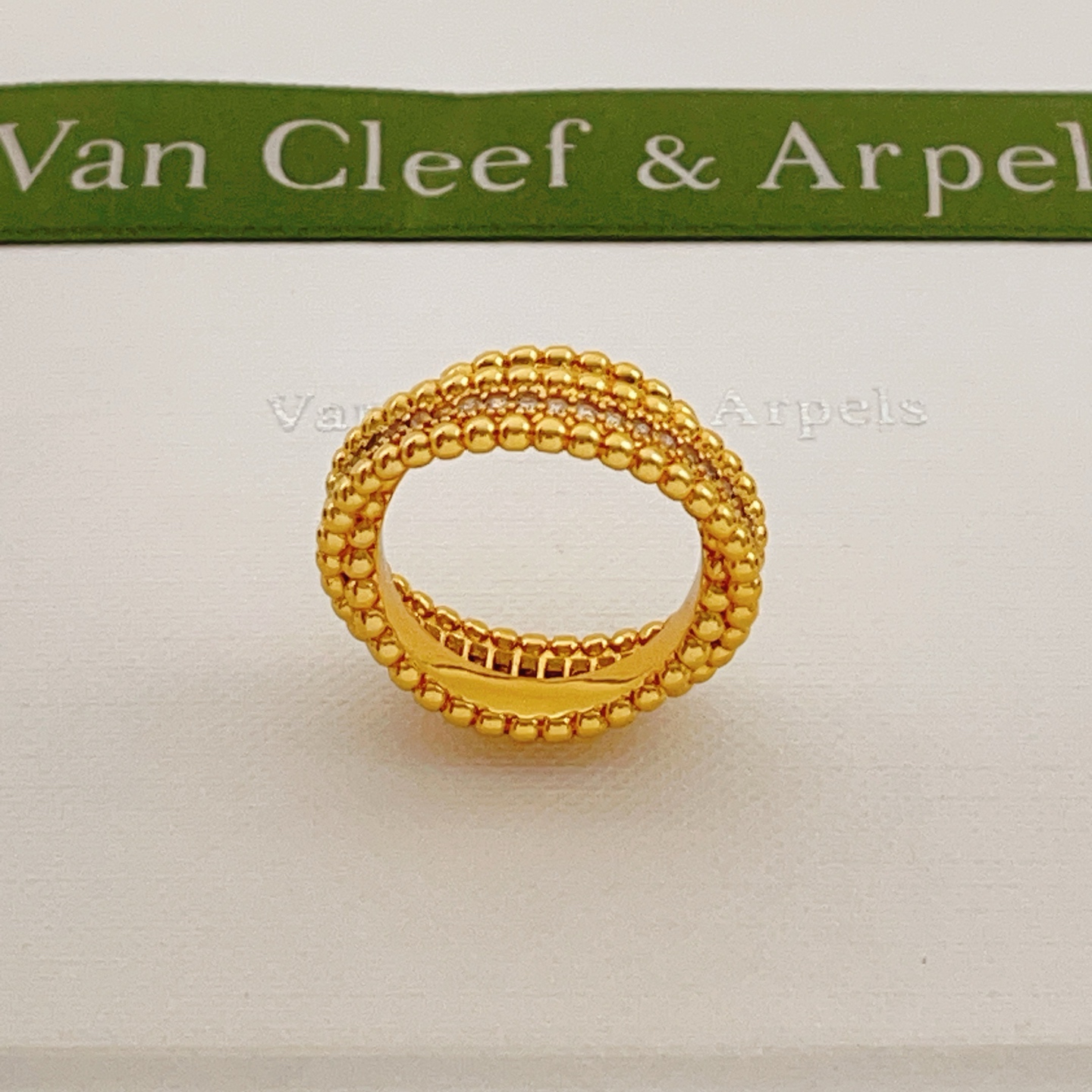 Anillo Van Cleef Arpels Perlee oro amarillo con diamantes transparentes No 6
