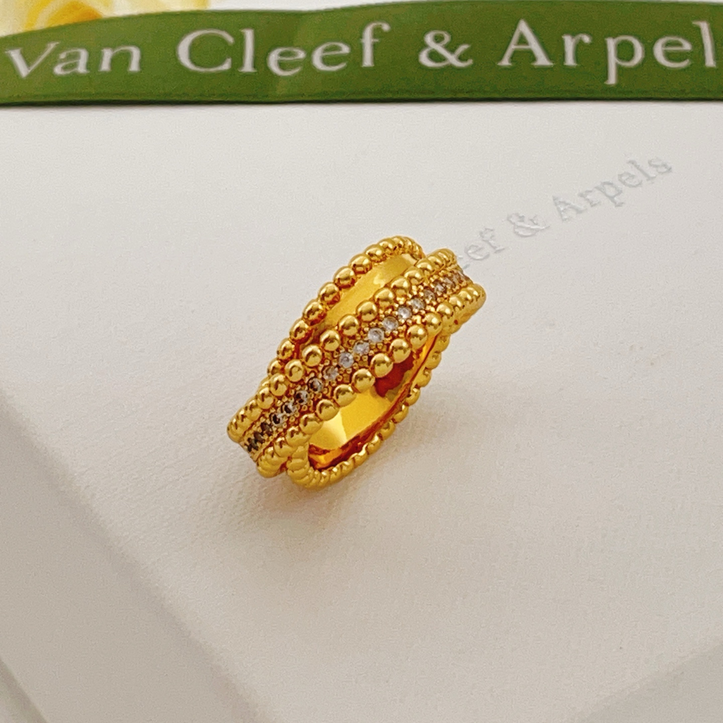 Anillo Van Cleef Arpels Perlee oro amarillo con diamantes transparentes No 6