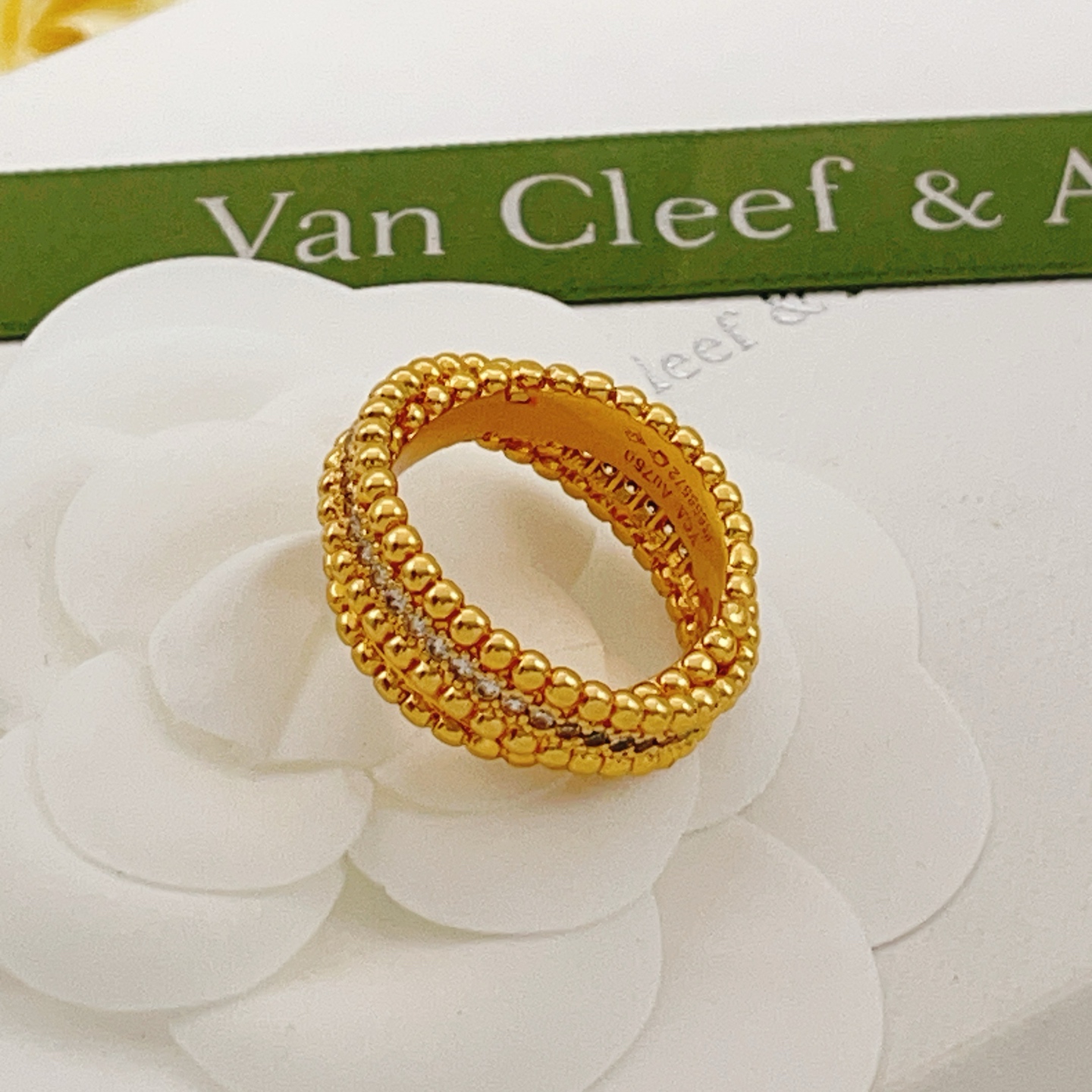 Anillo Van Cleef Arpels Perlee oro amarillo con diamantes transparentes No 6