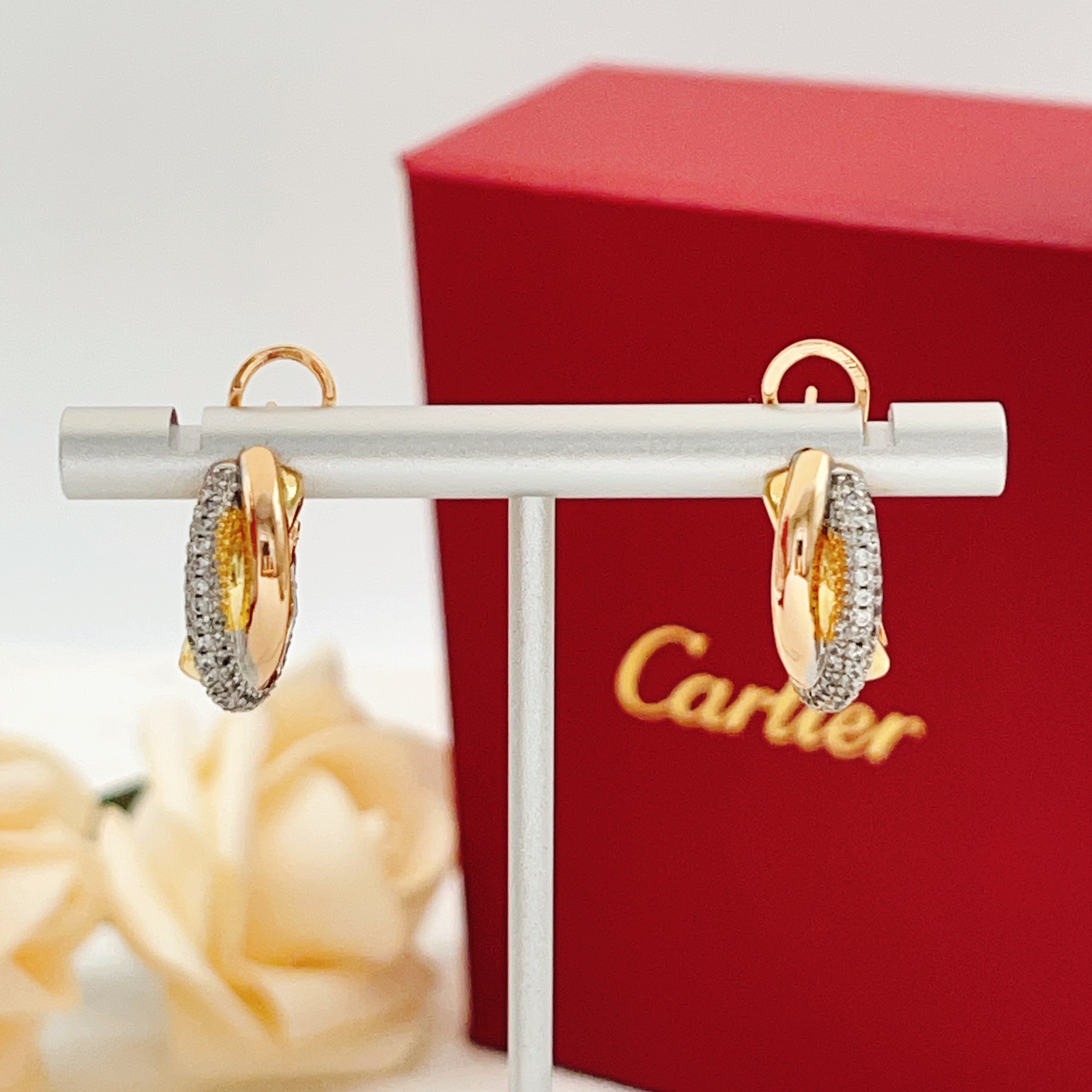 【Cartie*卡地亚最新款🆕🆕三拼色镶钻光面耳钉】一致官网黄铜材质，非常的上镜‼️设计很特别值得入手。
