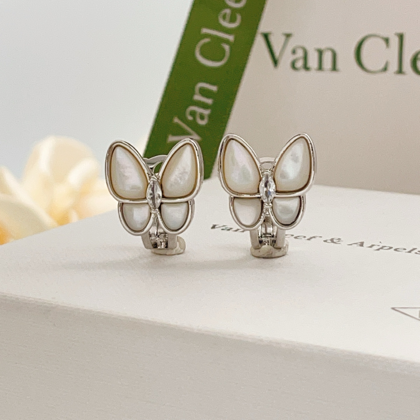 Orecchini Van Cleef Arpels Two Butterfly in oro bianco, madreperla bianca, diamanti, larghezza 12 mm