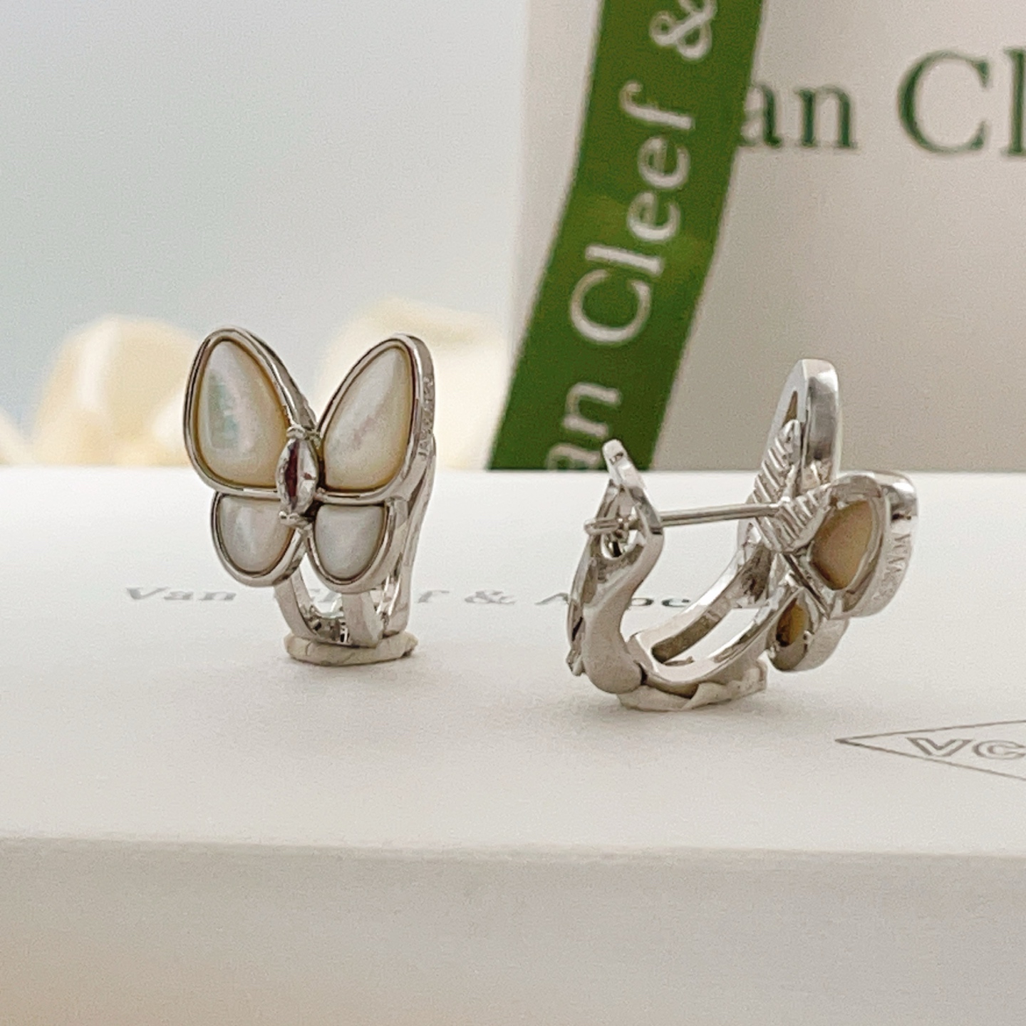 Orecchini Van Cleef Arpels Two Butterfly in oro bianco, madreperla bianca, diamanti, larghezza 12 mm