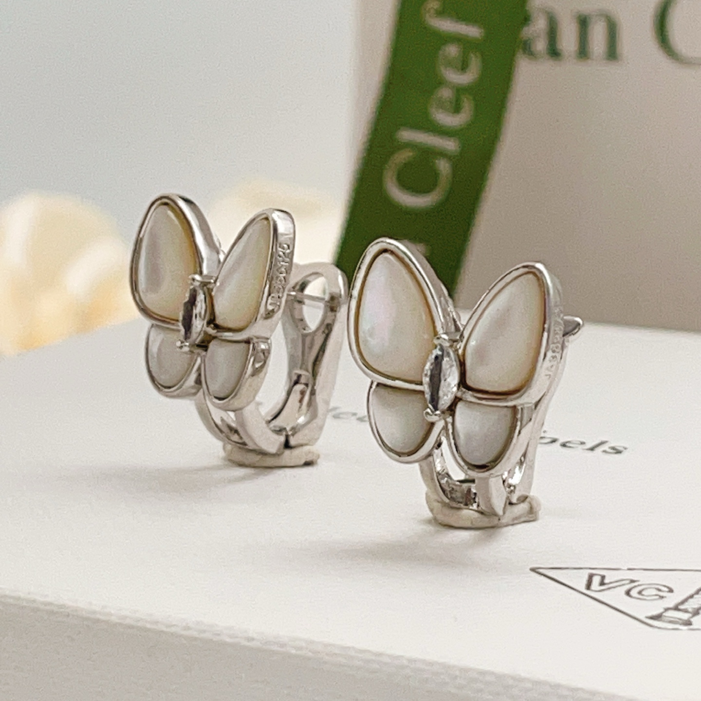 Orecchini Van Cleef Arpels Two Butterfly in oro bianco, madreperla bianca, diamanti, larghezza 12 mm