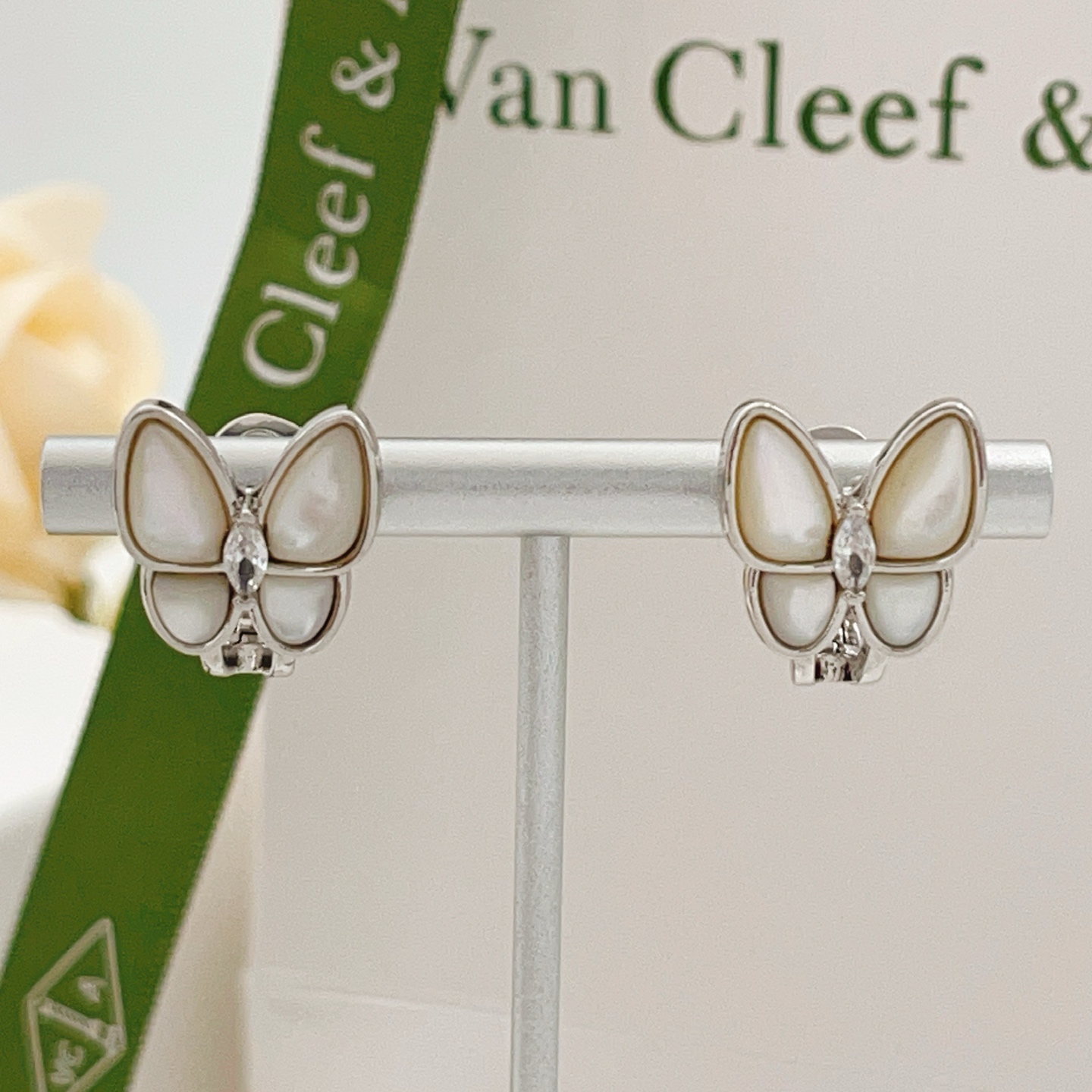 Orecchini Van Cleef Arpels Two Butterfly in oro bianco, madreperla bianca, diamanti, larghezza 12 mm