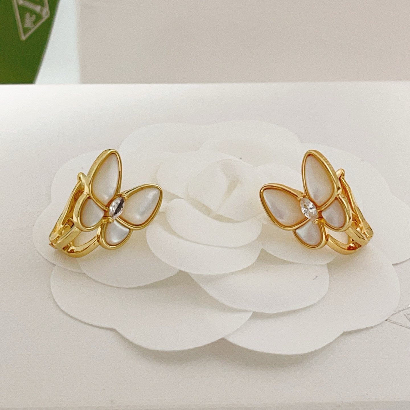 Van Cleef Arpels Boucles d'oreilles Two Butterfly or jaune nacre blanche diamant clair largeur 1 5cm
