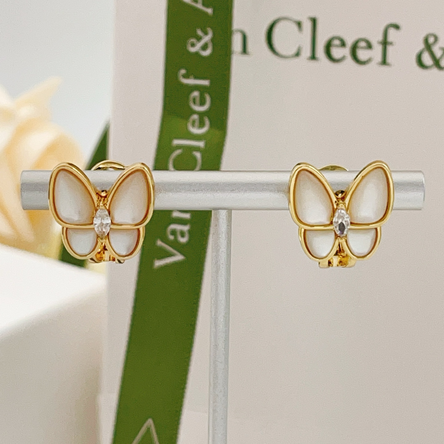 Van Cleef Arpels Boucles d'oreilles Two Butterfly or jaune nacre blanche diamant clair largeur 1 5cm