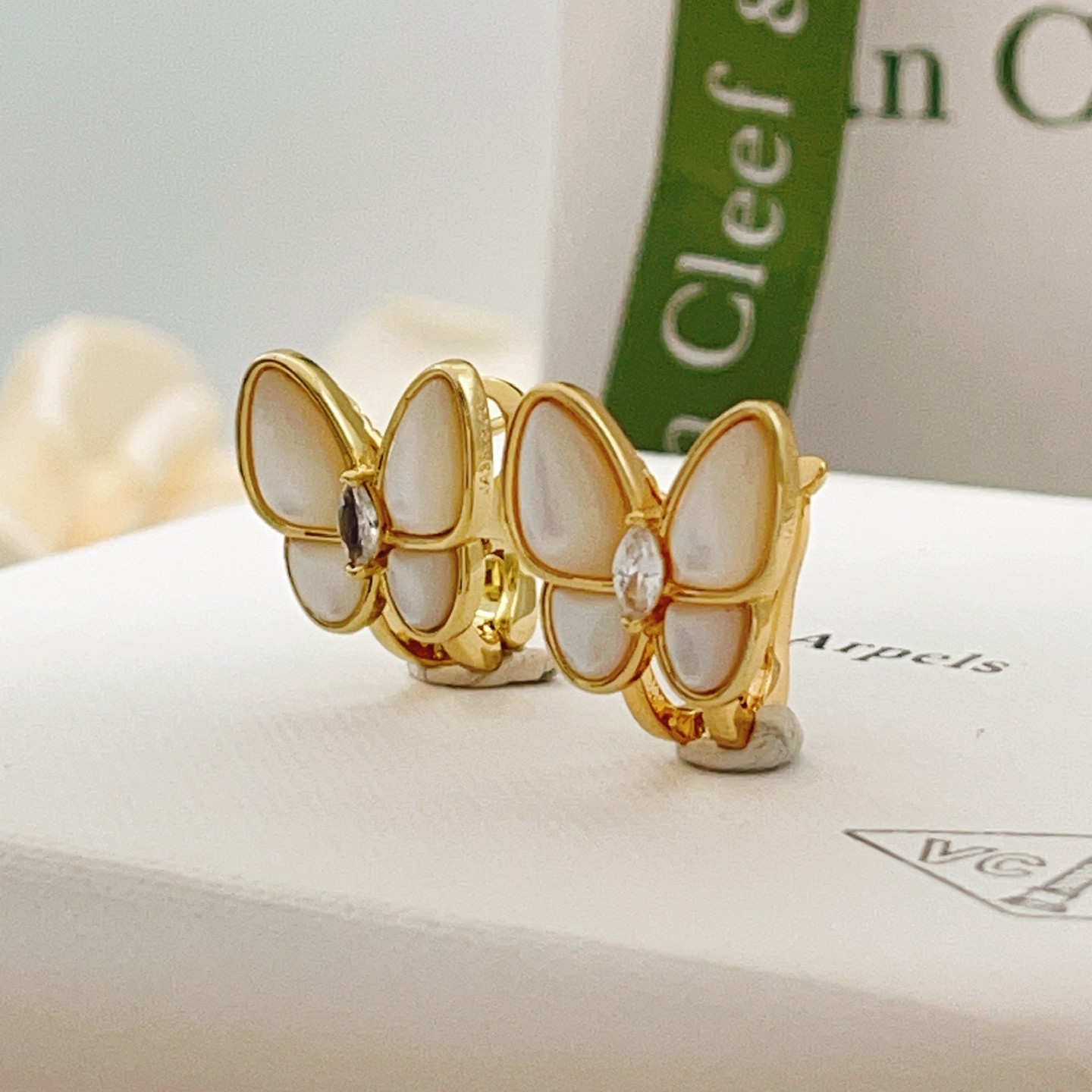 Van Cleef Arpels Boucles d'oreilles Two Butterfly or jaune nacre blanche diamant clair largeur 1 5cm